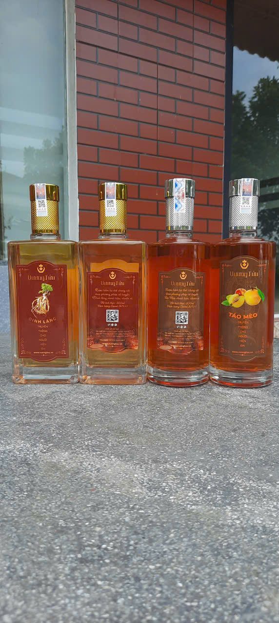 Rượu Táo mèo Vương tửu (sản phẩm của xã Hiệp Hòa)